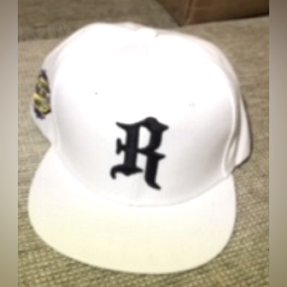 White SnapBack hat - Picture 1 of 1